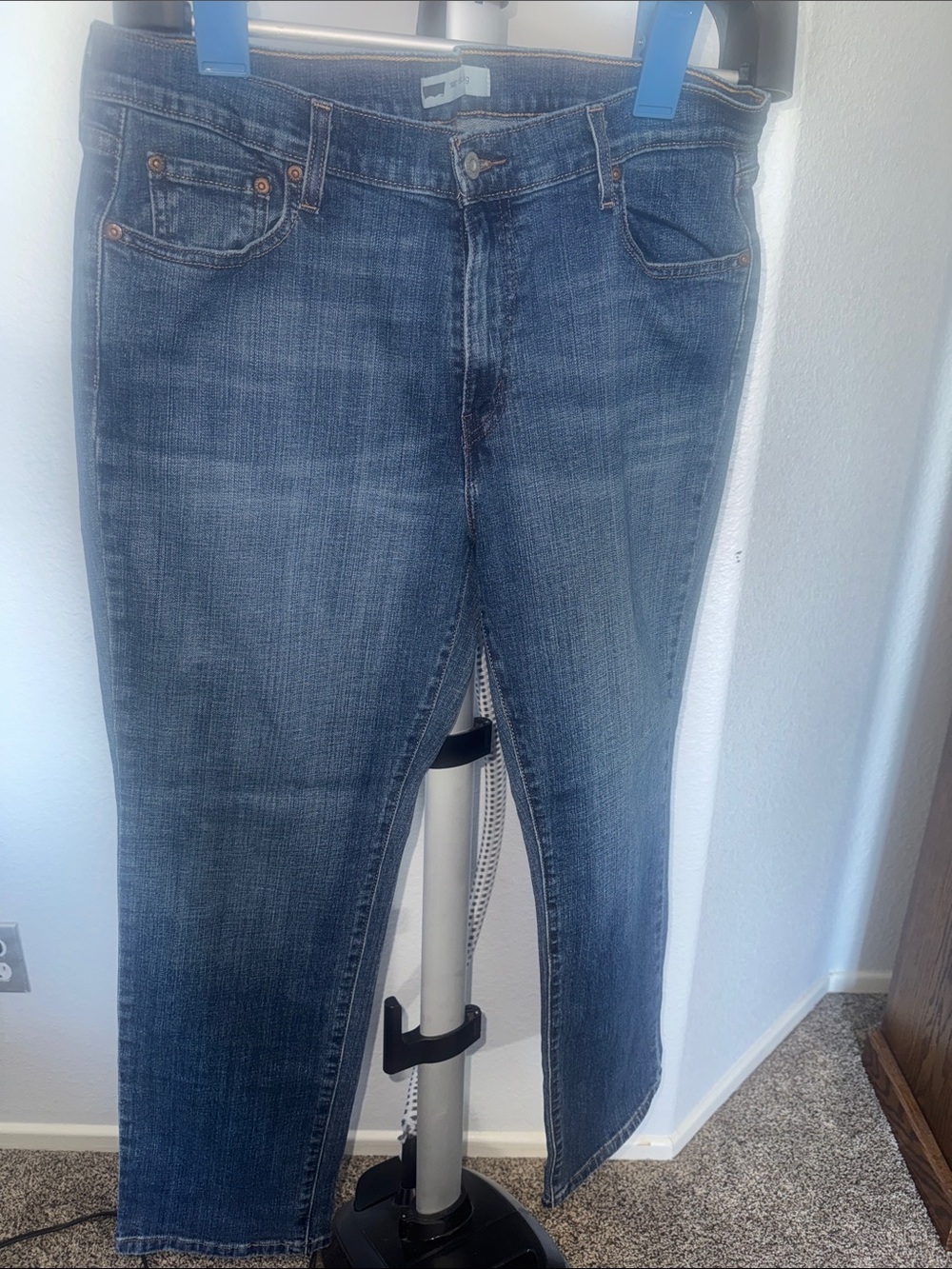 Levi's Women's Slim Straight Jeans in Medium Blue Wash